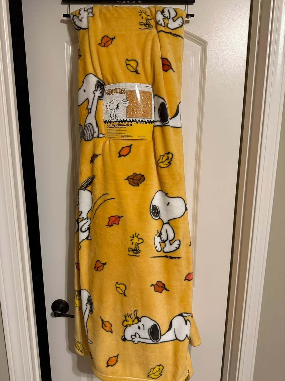 Peanuts Snoopy and Woodstock Fall Leaves Super Soft Full/Queen Blanket